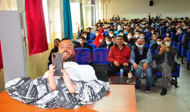 Masa üzerinde anlattığı yaşam hikayesiyle öğrencilere ilham oluyor