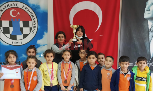 Dr. Hüseyin Orhan İlkokulu'nun 1 ay önce kurulan satranç takımından büyük başarı