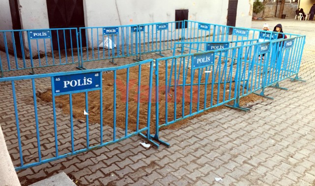 İlkokul bahçesinde oluşan çukur, çakıllı kumla kapatıldı