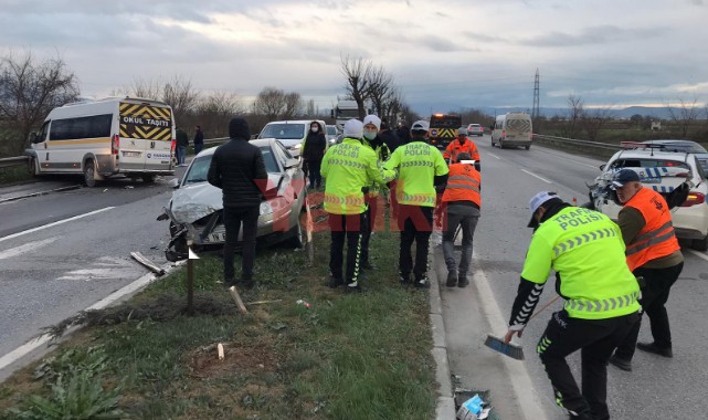Kontrolden çıkan minibüs polis aracı ile otomobile çarptı: 1'i polis 2 yaralı