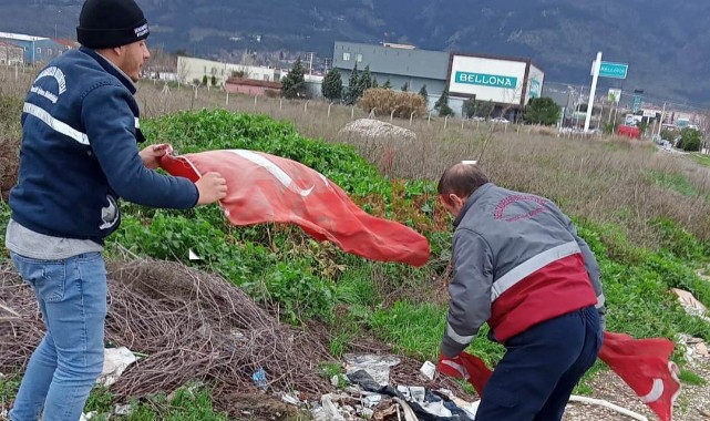 Temizlik İşçilerinden Bayrağa Saygı         
