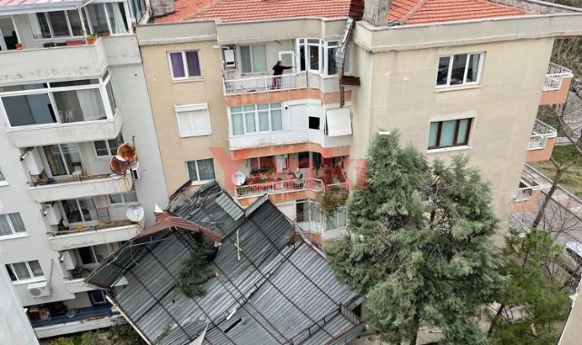 Manisa'da kum fırtınası; çatılar uçtu, araçlar hasar gördü