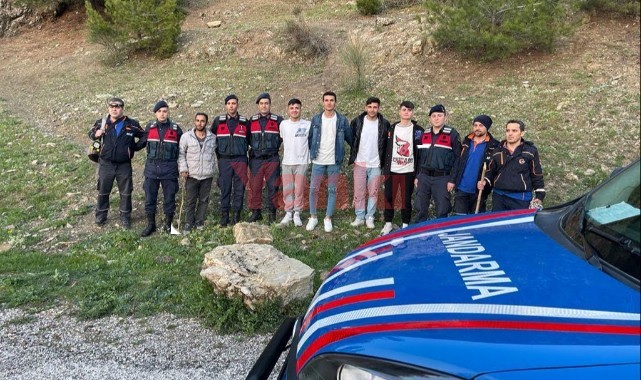 Spil Dağı'ndaki kayalık bölgede mahsur kalan 4 kişi kurtarıldı