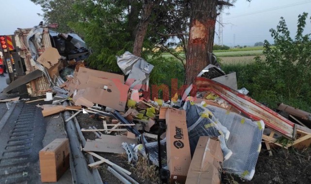 Manisa'da yolcu otobüsü çarpan TIR devrildi: 2 yaralı