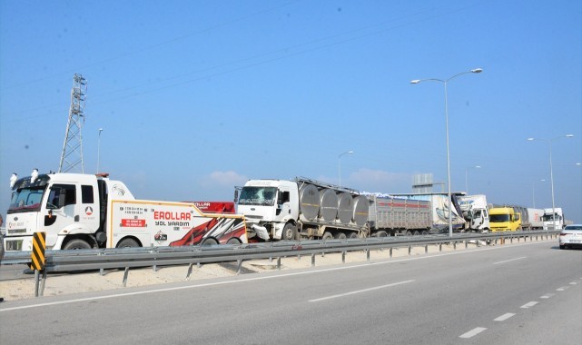 Akhisar'da 16 aracın karıştığı zincirleme kazada 4 kişi yaralandı