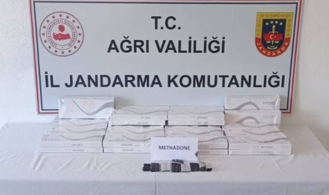 Ağrı'da İran plakalı otobüste 82 uyuşturucu hap ile 300 paket kaçak sigara ele geçirildi 