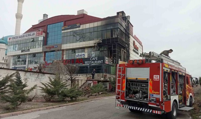 Korkutan AVM yangını