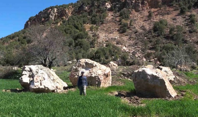 Depremin dehşet veren görüntüsü: Tarım arazilerine tonlarca ağırlığında kaya yağdı