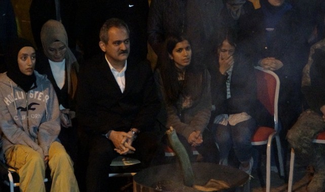 Depremzede öğrencilerden Bakan Özer’e türkülü karşılama
