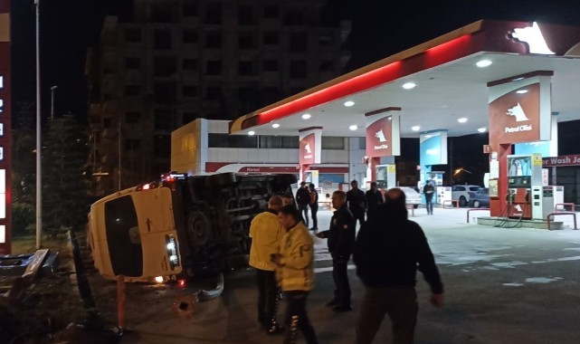  Hatay'da kontrolden çıkan minibüs benzin istasyonuna daldı   
