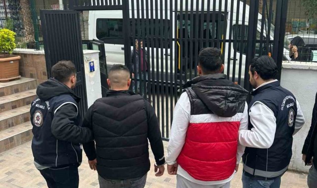 İzmir polisinden göçmen kaçakçılarına darbe: 5 tutuklama
