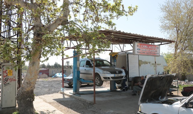 Kamyonet kasasını iş yeri yaptı