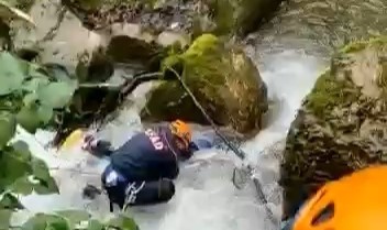 Kızını kurtarmak isterken ikisi de hayatını kaybetti 