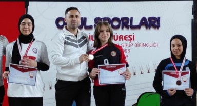 Turgutlulu Sevinç Nur, bilek güreşinde bölge birincisi