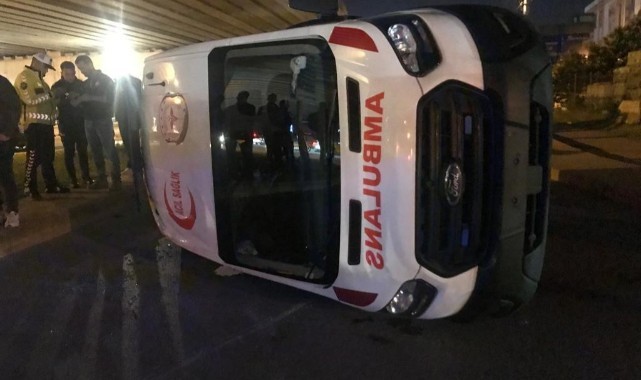 Otobüsle çarpışan ambulans yan yattı: 3 yaralı