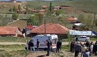Cenaze çıkışı kabusu yaşadılar: Otomobil kalabalığa daldı, 6 kişi yaralandı