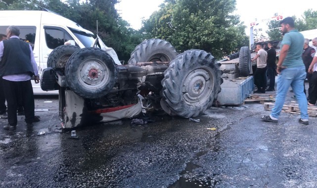 Gaziantep’te yolcu servisi ile traktör çarpıştı: 1 ölü, 1 yaralı