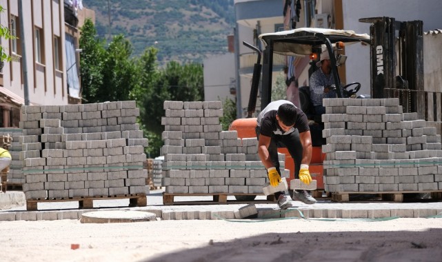 Yunusemre'de yollar yenileniyor