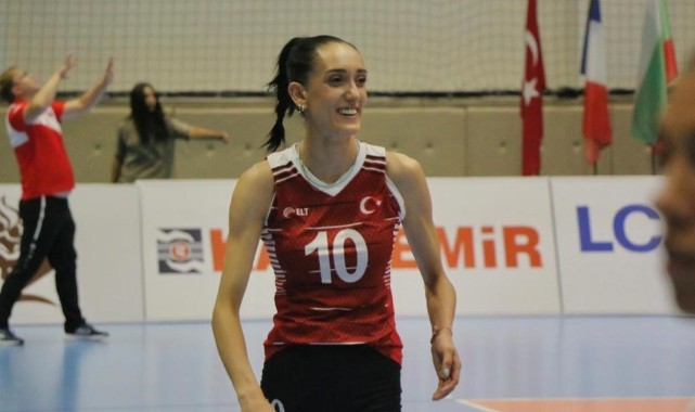 Milli yıldız Selinay Akçin, Manisa BBSK’de