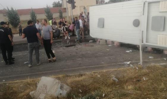 Afyonkarahisar’da midibüs devrildi: 30'a yakın yaralı var  