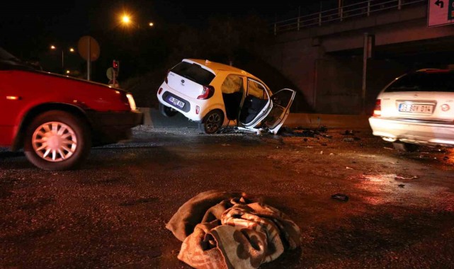 Bornova'da kaza yapan araç alev alev yandı: Araçta sıkışan 2 kişi vatandaşlar tarafından kurtarıldı