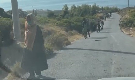 Botları batan göçmenler yüzerek kurtuldu  