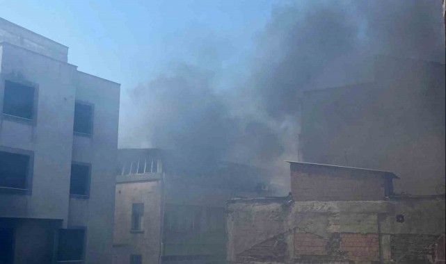 İzmir'de çanta imalathanesinde korkutan yangın