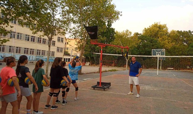 Salihli'de öğrenciler voleybol smaç makinesiyle tanıştı
