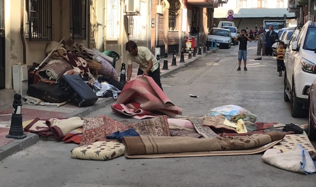 Arkadaşlarına kızıp eşyaları sokağa attı, mahalleli yanlış anladı   