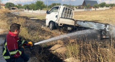 Elektrik direğine çarpan araç alev alev yandı   