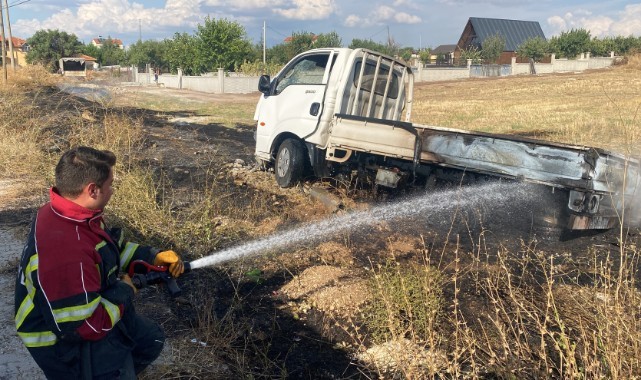 Elektrik direğine çarpan araç alev alev yandı   