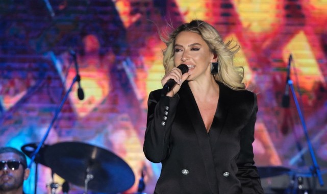 Hadise'den Menemen'de muhteşem konser