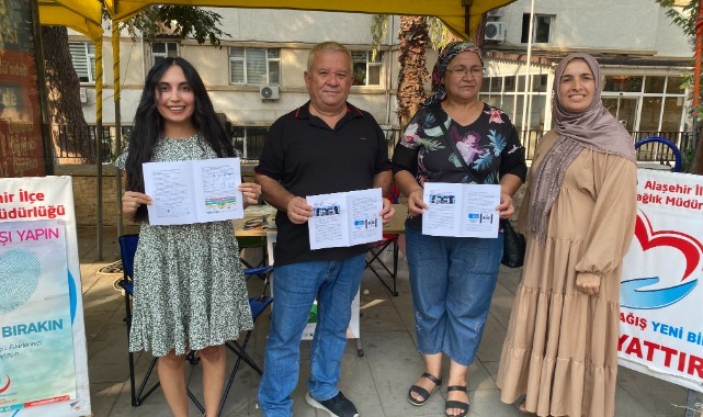 Sağlıkçılar festival alanında vatandaşları bilgilendiriyor 