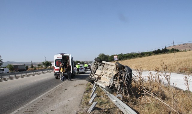 Bariyerlere çarpan araç yan döndü: 4 yaralı