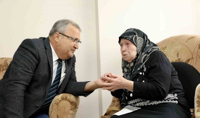Başkan Çerçi asırlık çınarı ziyaret etti