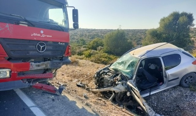 Çeşme'de kamyonla çarpışan otomobil hurdaya döndü
