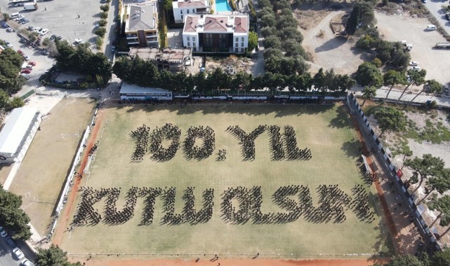 Çeşme'de kalpler Cumhuriyet için attı