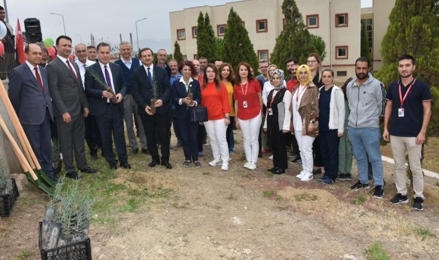 Cumhuriyetin 100’üncü yılında 100 fidanı toprakla buluşturdular