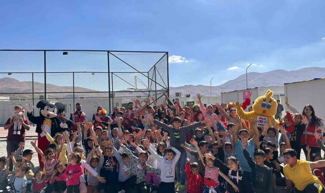 Depremzede çocuklar doyasıya eğlendi