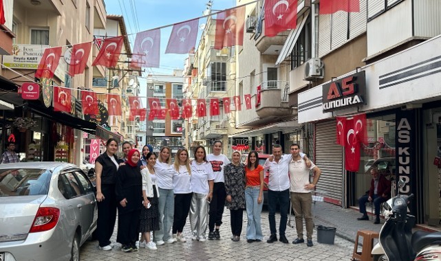 Esnaf sokaklarını al bayraklarla süsledi