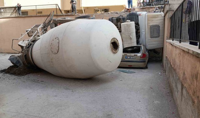 Ankara'da beton mikseri araçların üstüne devrildi!