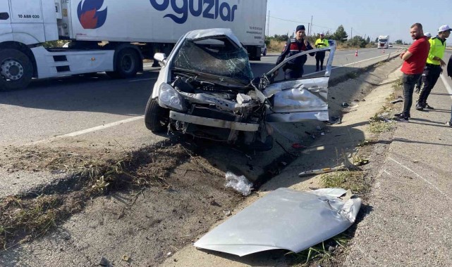 Kontrolden çıkan otomobil karşı şeride geçip kamyona çarptı: 3 yaralı