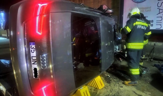 Otomobil, aydınlatma direğine çarptı: 1 ölü, 2 yaralı
