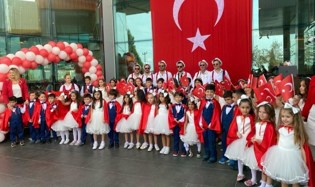 Özdilek Turgutlu'da Cumhuriyetimizin 100. yılı coşkusu