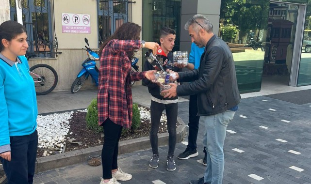 Özel öğrenciler sokak hayvanlarını unutmadı
