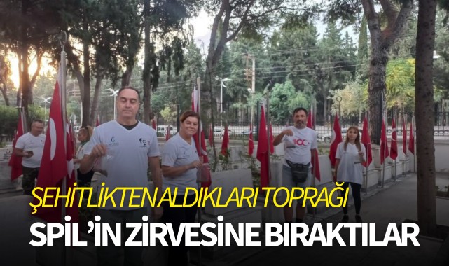 Şehitlikten aldıkları toprağı Spil’in zirvesine bıraktılar