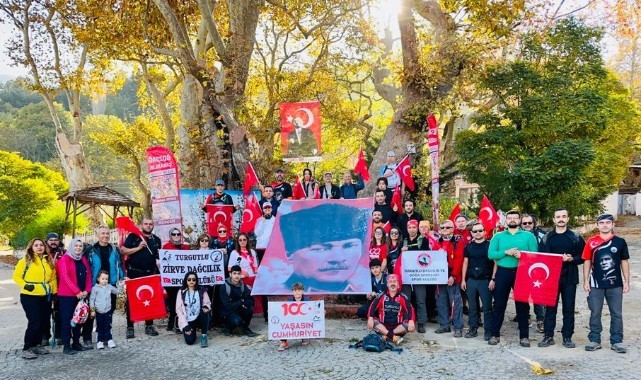 Turgutlu'nun dağcılık kulüplerinden Bozdağ'a 'Cumhuriyet tırmanışı'