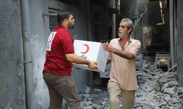 Türk Kızılay Gazze'deki ekibiyle sivillere yardım ediyor