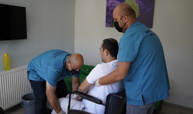 Yunusemre'de evde bakım hizmeti devam ediyor