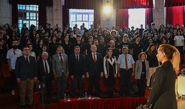 Dil bilimci İlhan Ayverdi, İzmir'de okuduğu lisede anıldı